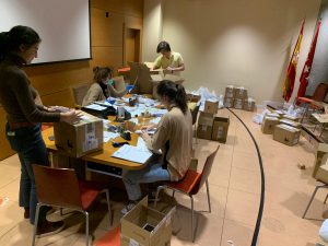 13 ABRIL REPARTIENDO  TABLETS EN LOS INSTITUTOS  DE LA COMUNIDAD DE MADRID