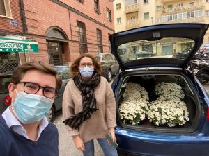 16 REPARTIENDO FLORES A LAS RESIDENCIAS DE LA COMUNIDAD DE MADRID